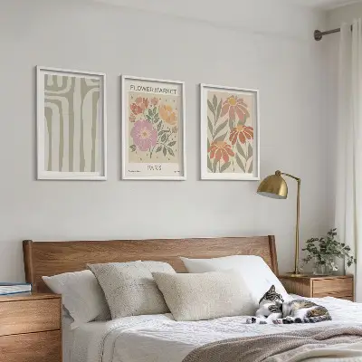 Cadre photo mural avec motifs botaniques et style minimaliste parisien