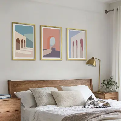 Cadre photo mural graphismes architecturaux aux tons pastel