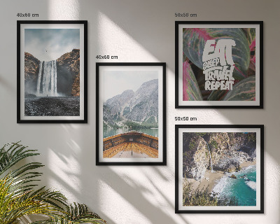 Mur de tableaux Voyage en montagne avec cascade et nature