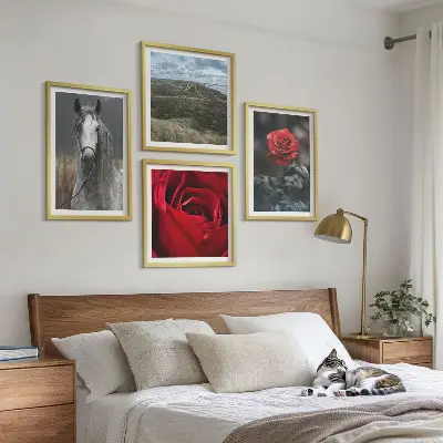 Ensemble de 4 tableaux roses rouges sur fond gris avec un cheval