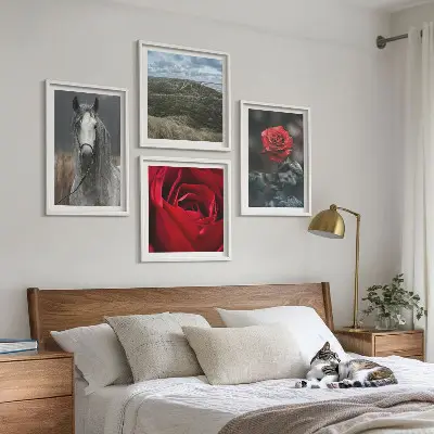 Ensemble de 4 tableaux roses rouges sur fond gris avec un cheval