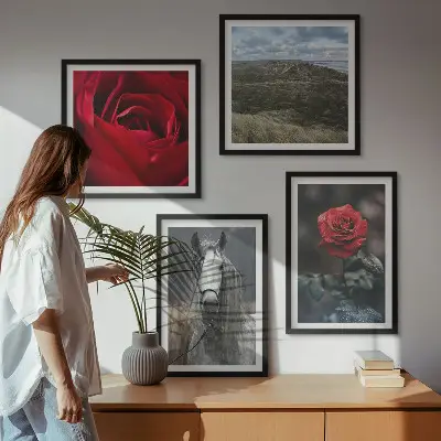 Ensemble de 4 tableaux roses rouges sur fond gris avec un cheval