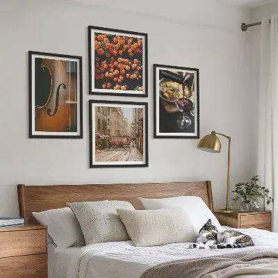 Mur de tableaux fleurs vintage avec rue, vin et violon