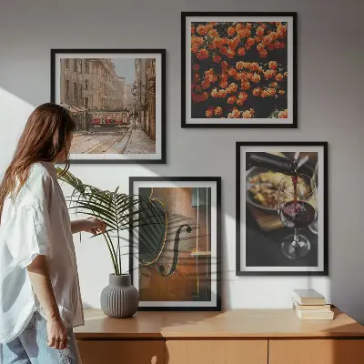 Mur de tableaux fleurs vintage avec rue, vin et violon