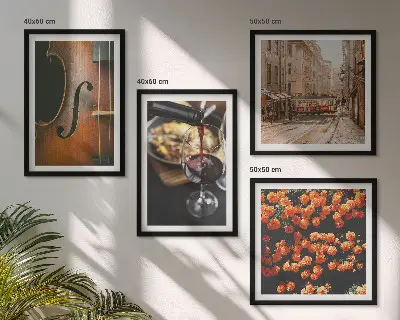 Mur de tableaux fleurs vintage avec rue, vin et violon