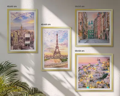 Mur de tableaux représentant les villes de New York, Paris, Oia et Varsovie au crépuscule