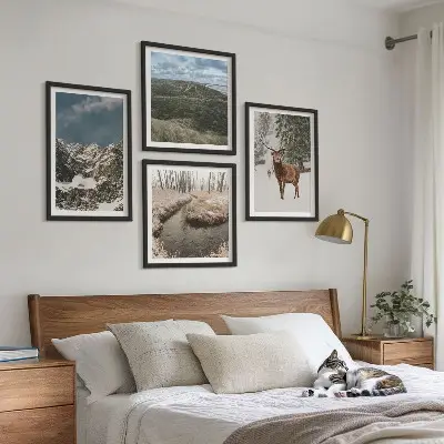 Ensemble de 4 tableaux représentant un paysage de forêt et de cerfs dans une montagne enneigée