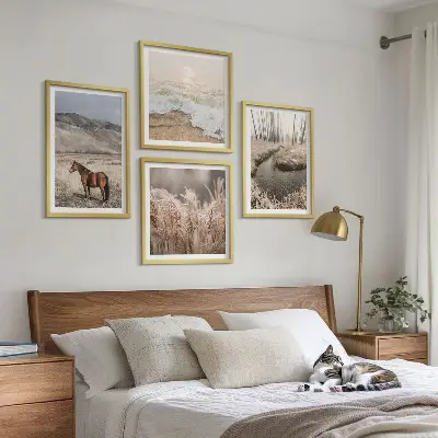 Mur de tableaux chevaux dans un paysage de forêt d'herbes marines
