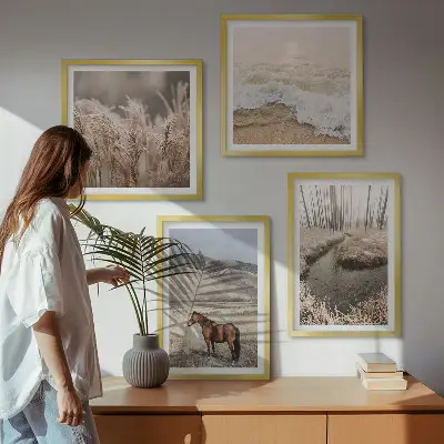 Mur de tableaux chevaux dans un paysage de forêt d'herbes marines