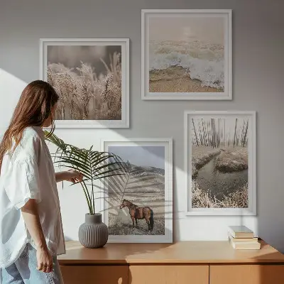 Mur de tableaux chevaux dans un paysage de forêt d'herbes marines