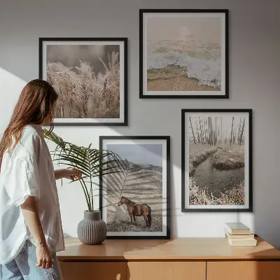 Mur de tableaux chevaux dans un paysage de forêt d'herbes marines