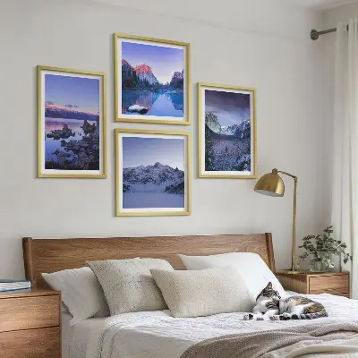 Mur de tableaux paysages de montagne avec coucher de soleil au bord de l'eau