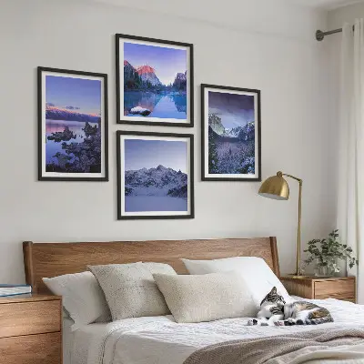 Mur de tableaux paysages de montagne avec coucher de soleil au bord de l'eau