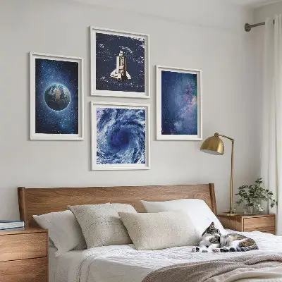 Mur de tableaux sur le thème de la terre, l'espace, la tempête et la galaxie
