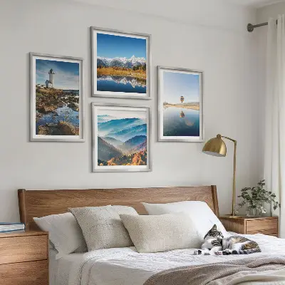 Mur de tableaux vues sur la nature avec phare et montagnes