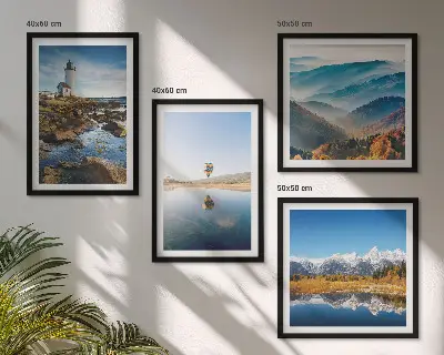 Mur de tableaux vues sur la nature avec phare et montagnes