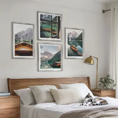 Ensemble de 4 tableaux représentant un lac, des montagnes, des bateaux et un chalet vue de la fenêtre