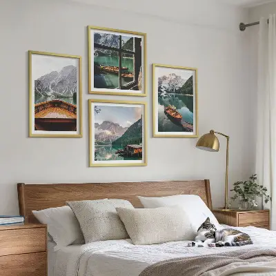 Ensemble de 4 tableaux représentant un lac, des montagnes, des bateaux et un chalet vue de la fenêtre