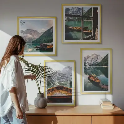Ensemble de 4 tableaux représentant un lac, des montagnes, des bateaux et un chalet vue de la fenêtre