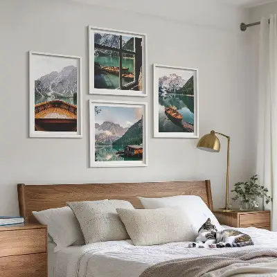 Ensemble de 4 tableaux représentant un lac, des montagnes, des bateaux et un chalet vue de la fenêtre