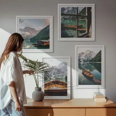 Ensemble de 4 tableaux représentant un lac, des montagnes, des bateaux et un chalet vue de la fenêtre