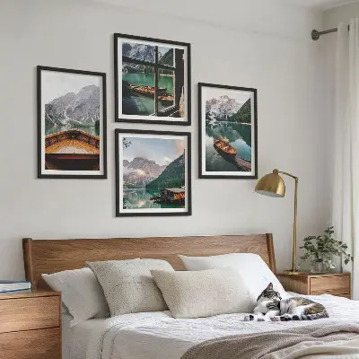 Ensemble de 4 tableaux représentant un lac, des montagnes, des bateaux et un chalet vue de la fenêtre