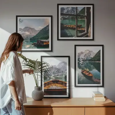 Ensemble de 4 tableaux représentant un lac, des montagnes, des bateaux et un chalet vue de la fenêtre