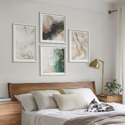 Mur de tableaux motifs abstraits blanc noir et vert