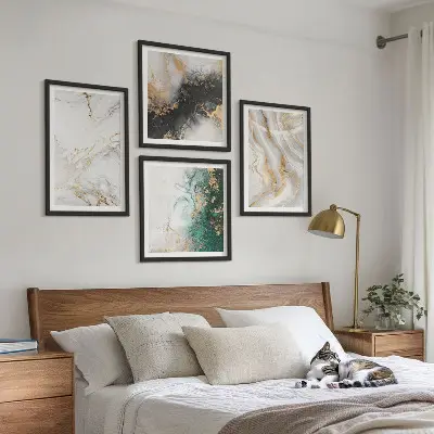 Mur de tableaux motifs abstraits blanc noir et vert