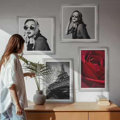 Mur de tableaux Parisienne avec des lunettes eiffel