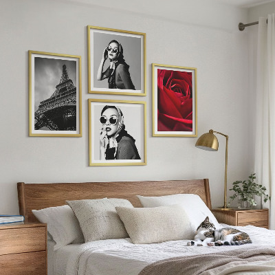 Mur de tableaux Parisienne avec des lunettes eiffel