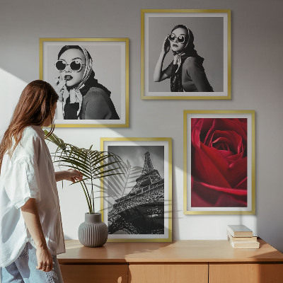 Mur de tableaux Parisienne avec des lunettes eiffel