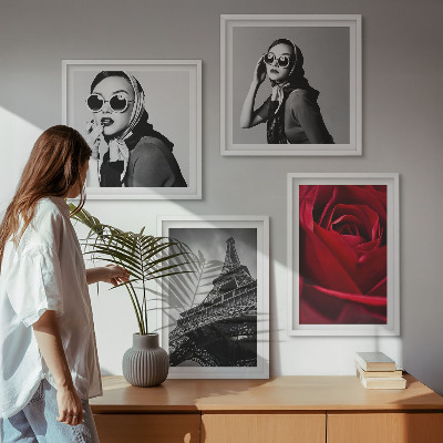 Mur de tableaux Parisienne avec des lunettes eiffel