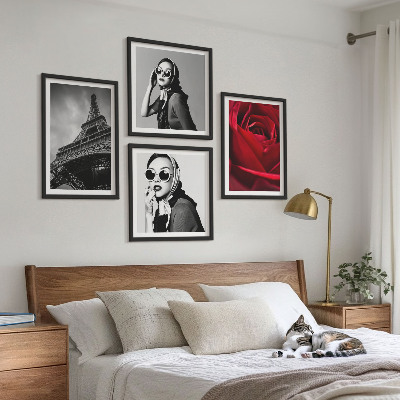 Mur de tableaux Parisienne avec des lunettes eiffel