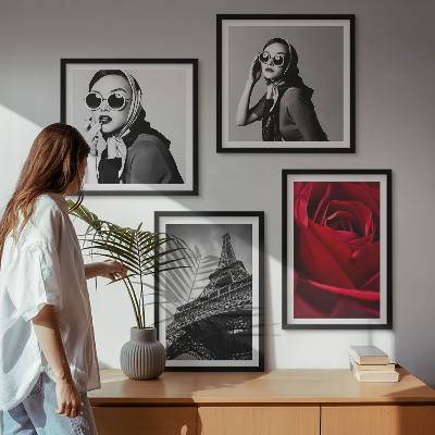 Mur de tableaux Parisienne avec des lunettes eiffel