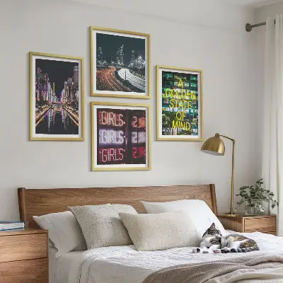 Ensemble de 4 tableaux représentant des enseignes lumineuses en ville la nuit