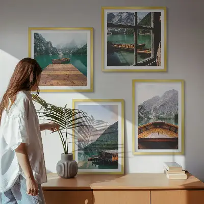 Mur de tableaux représentant des paysages de montagne avec des chalets et des bateaux