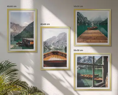 Mur de tableaux représentant des paysages de montagne avec des chalets et des bateaux