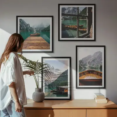 Mur de tableaux représentant des paysages de montagne avec des chalets et des bateaux