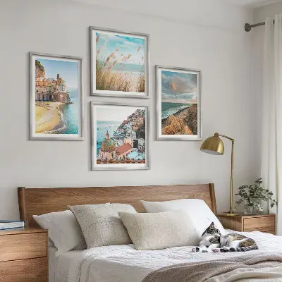 Ensemble de 4 tableaux représentant des paysages de plage, de ville et de falaises