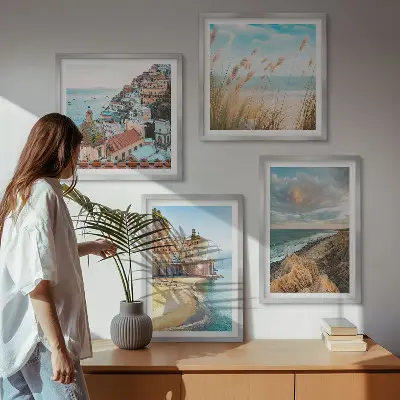 Ensemble de 4 tableaux représentant des paysages de plage, de ville et de falaises