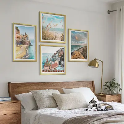Ensemble de 4 tableaux représentant des paysages de plage, de ville et de falaises