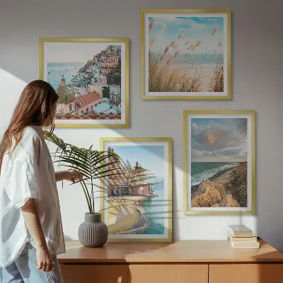 Ensemble de 4 tableaux représentant des paysages de plage, de ville et de falaises