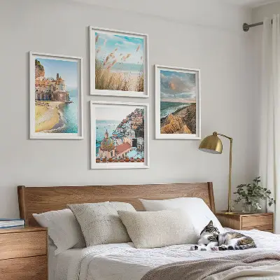 Ensemble de 4 tableaux représentant des paysages de plage, de ville et de falaises