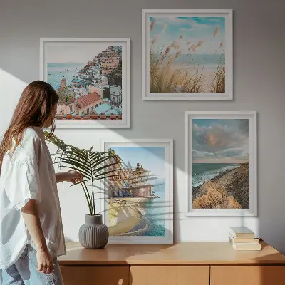 Ensemble de 4 tableaux représentant des paysages de plage, de ville et de falaises