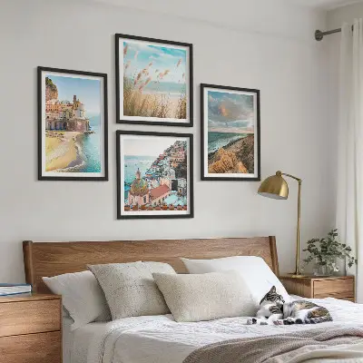 Ensemble de 4 tableaux représentant des paysages de plage, de ville et de falaises