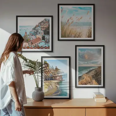 Ensemble de 4 tableaux représentant des paysages de plage, de ville et de falaises