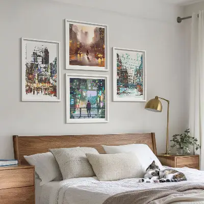 Ensemble de 4 tableaux représentant des villes modernes et colorées avec des personnages
