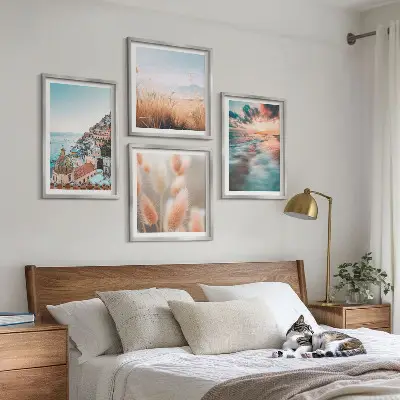 Mur de tableaux coucher de soleil sur la mer avec maisons et fleurs