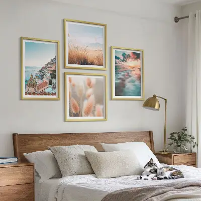 Mur de tableaux coucher de soleil sur la mer avec maisons et fleurs